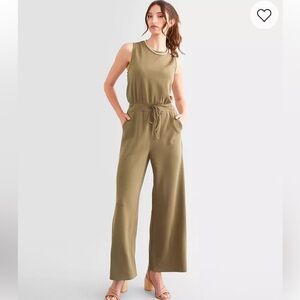 Davi & Dani olive green wide leg jumpsuit with pockets M